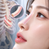 자가늑코수술에 사용되는 자가늑연골 채취 위치와 코 이식 구조를 나타낸 의료 모식도